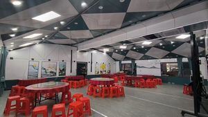 大型开放式户外婚礼宴会餐厅车