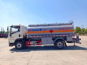 中国重汽豪沃5立方米重型燃油运输车，现货供应