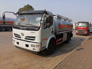 东风牌8500升移动式加油车，高效加注作业