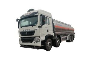 豪沃20000升容量燃油运输车，高效加油作业