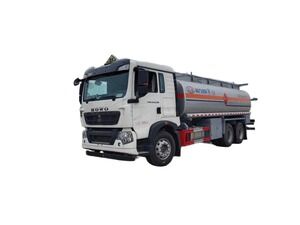 豪沃6&times;2重型燃油运输车，高效运输