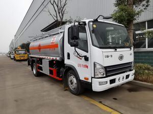 一汽4&times;2型8000升加油罐车