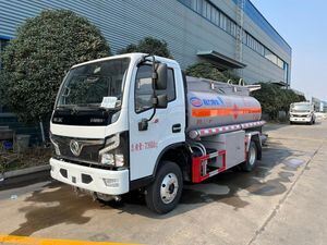 东风4&times;2加油罐车&mdash;&mdash;5000升容量