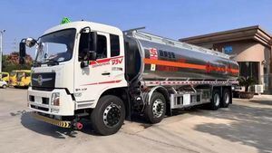 东风天龙6&times;4型20立方米（20000升）燃油运输车，用于石油配送