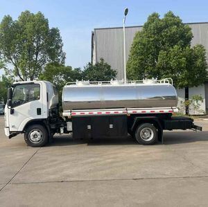 五十铃4×2洒水车，配备坚固水箱设计