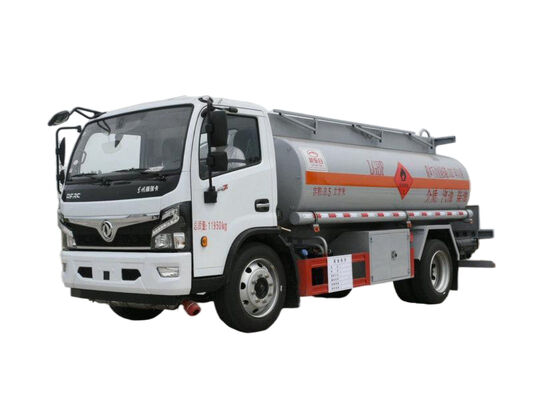 东风轻型燃油运输车／6000升油罐车