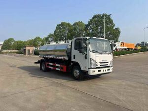 全新五十铃4×2型洒水车，适用于洒水作业及饮用水运输