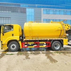 五十铃Giga 4×2驱动真空吸污车，吸力强劲。