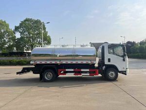 五十铃4×2型洒水车，容积5000升–20000升，可根据需求定制