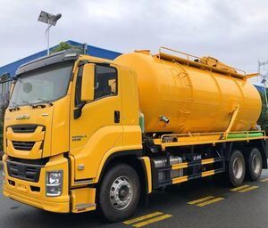 五十铃Giga 6×4驱动真空吸污车，18000升下水道清洗车。