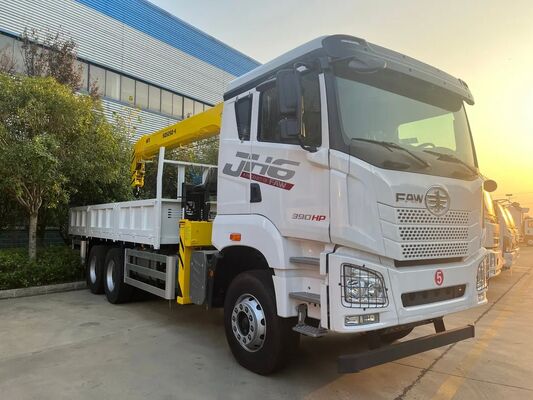 重型一汽6×4运输车，配12吨起重机