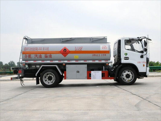 东风轻型燃油运输车／6000升油罐车