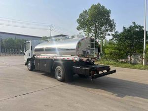 五十铃4&times;2型洒水车，5吨水箱容量，工厂直供