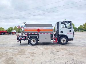 东风轻型卡车4&times;2型3000升加油罐车／油罐运输车