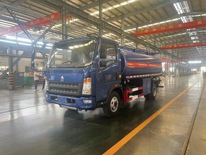 豪沃燃油运输车/5000升油罐车