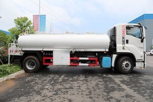 五十铃4×2洒水车，配备大容量水箱