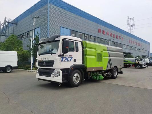 中国重汽4&times;2重型道路清扫车，适用于城市清洁