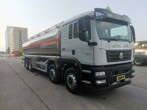 重型中国重汽山德卡28-32立方米柴油油罐车