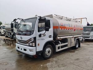 东风4&times;2型9000升柴油运输罐车