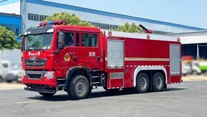 中国重汽12吨泡沫消防车，面向全球分销与火灾扑救