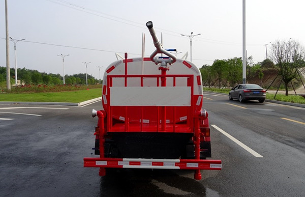 小卡洒水车